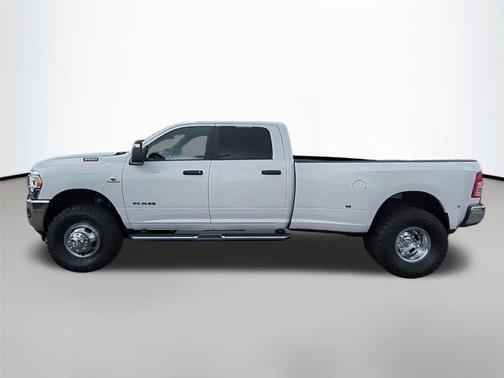 Bright White Clearcoat 2024 RAM 3500 Big Horn Crew Cab 4x4 8' Box