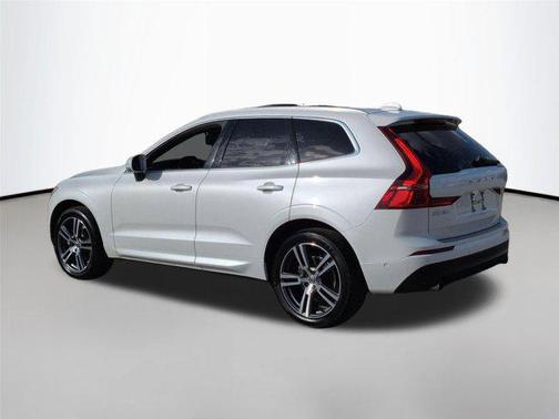 Crystal White Pearl 2019 Volvo XC60 T5 Momentum