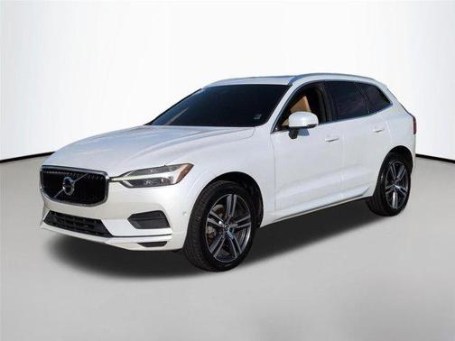 Crystal White Pearl 2019 Volvo XC60 T5 Momentum