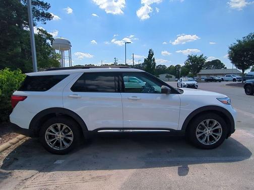 Oxford White 2022 Ford Explorer XLT