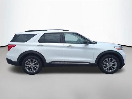 Oxford White 2022 Ford Explorer XLT