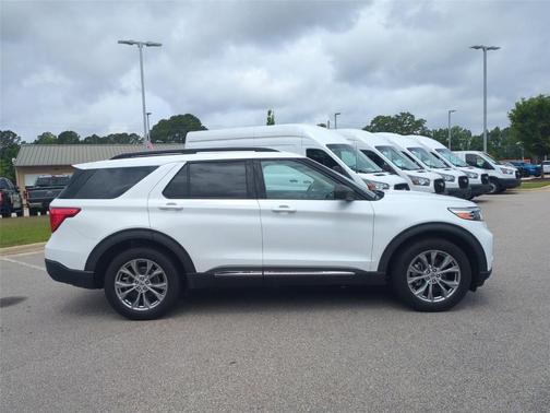 Oxford White 2022 Ford Explorer XLT
