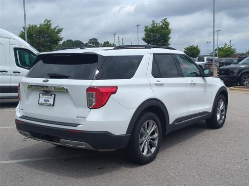 Oxford White 2022 Ford Explorer XLT