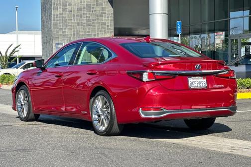 2019 Lexus ES 300h 