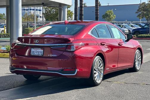 2019 Lexus ES 300h 