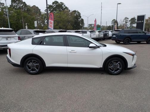 Snow White Pearl 2026 Kia K4 LXS