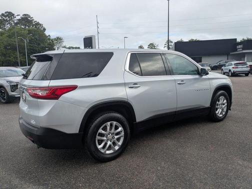 Silver Ice Metallic 2021 Chevrolet Traverse LS