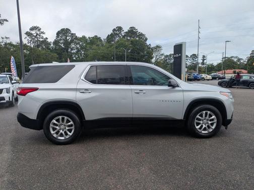 Silver Ice Metallic 2021 Chevrolet Traverse LS