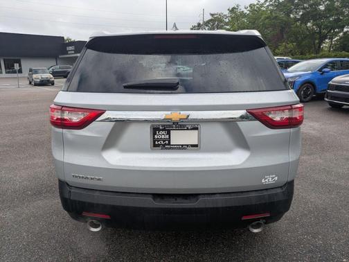 Silver Ice Metallic 2021 Chevrolet Traverse LS