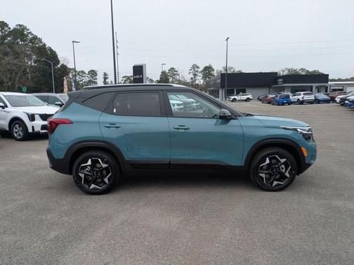 Blue / Black 2026 Kia Seltos S