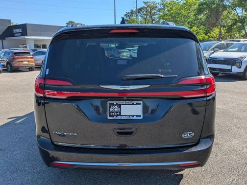 2022 Chrysler Pacifica Touring-L