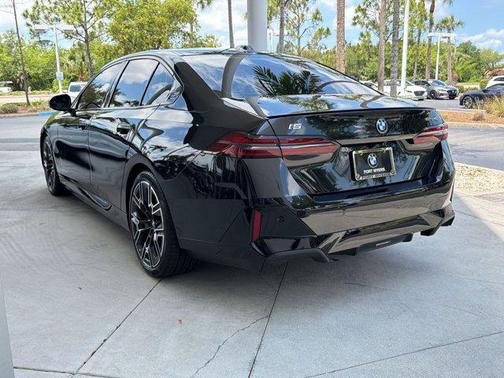 Black Sapphire Metallic 2026 BMW i5 eDrive40