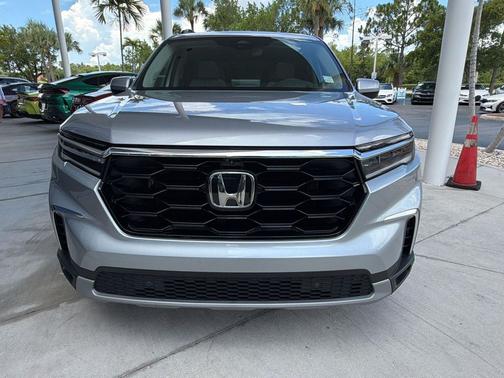 Lunar Silver Metallic 2024 Honda Pilot Elite