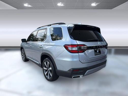 Lunar Silver Metallic 2024 Honda Pilot Elite