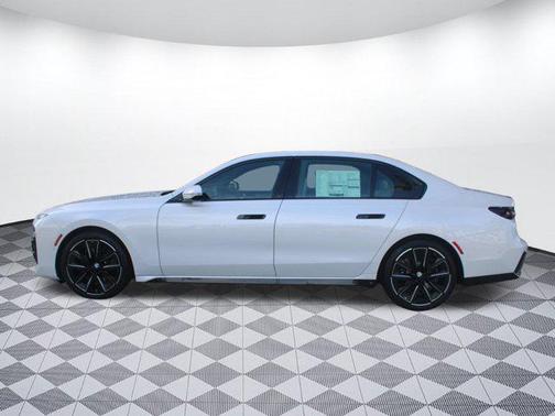 2025 BMW 740 i