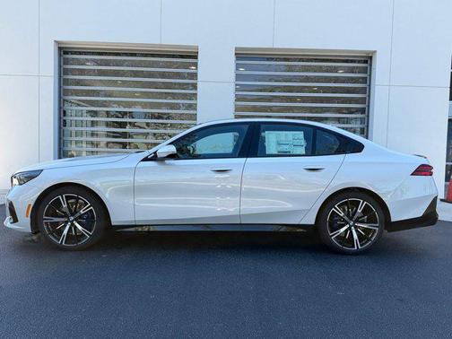 Mineral White Metallic 2026 BMW 530 530i