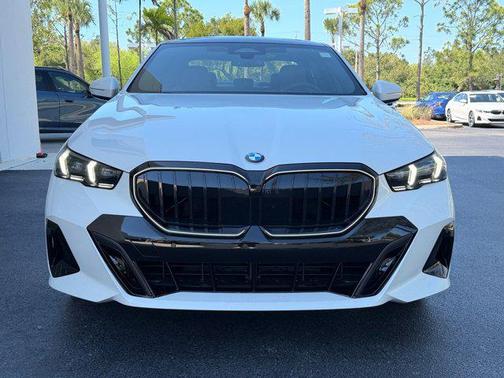 Mineral White Metallic 2026 BMW 530 530i