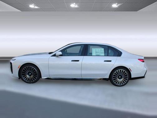 Mineral White Metallic 2026 BMW i7 eDrive50