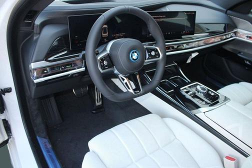 Mineral White Metallic 2026 BMW i7 eDrive50