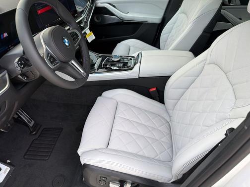 Mineral White Metallic 2026 BMW X5 M60i