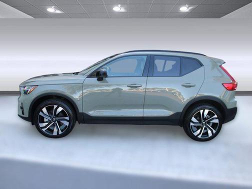 2024 Volvo XC40 B5 Ultimate Dark Theme