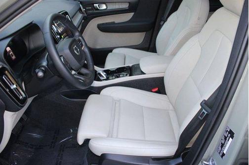 2024 Volvo XC40 B5 Ultimate Dark Theme