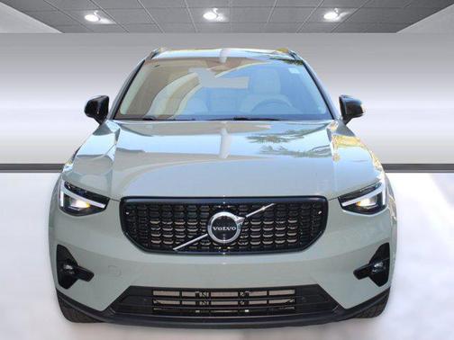 2024 Volvo XC40 B5 Ultimate Dark Theme