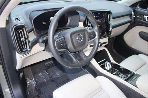 2024 Volvo XC40 B5 Ultimate Dark Theme