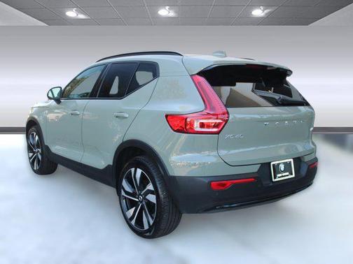 2024 Volvo XC40 B5 Ultimate Dark Theme