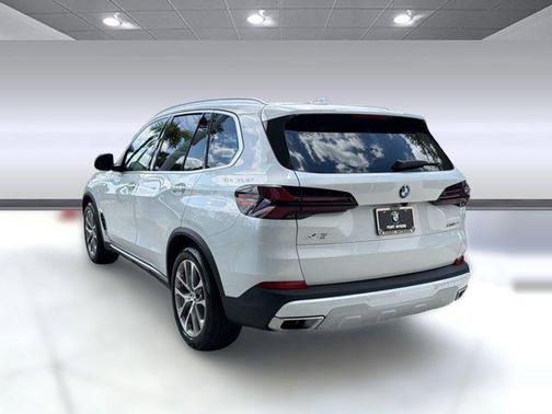 Mineral White Metallic 2026 BMW X5 xDrive40i