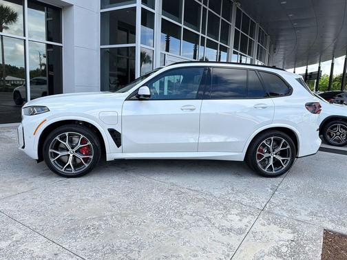Mineral White Metallic 2026 BMW X5 PHEV xDrive50e