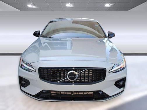 2024 Volvo S60 B5 Core Dark Theme