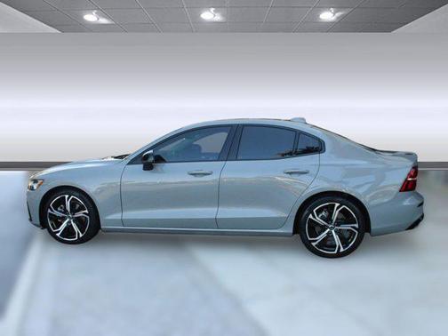 2024 Volvo S60 B5 Core Dark Theme