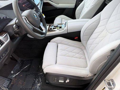 Mineral White Metallic 2026 BMW X5 xDrive40i