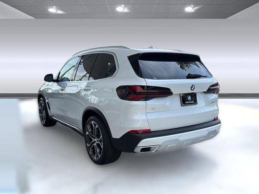 Mineral White Metallic 2026 BMW X5 xDrive40i