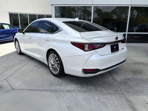 Eminent White Pearl 2021 Lexus ES 300h Luxury