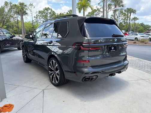Dravit Grey Metallic 2027 BMW X7 M60i