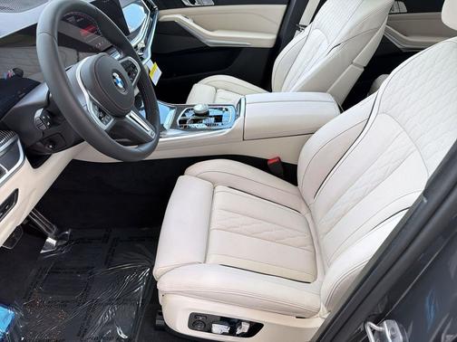 Dravit Grey Metallic 2027 BMW X7 M60i