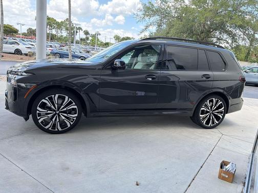Dravit Grey Metallic 2027 BMW X7 M60i