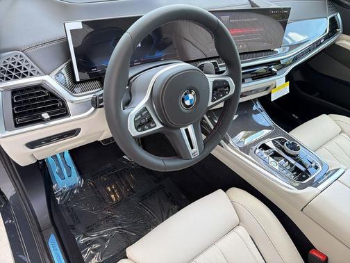 Dravit Grey Metallic 2027 BMW X7 M60i