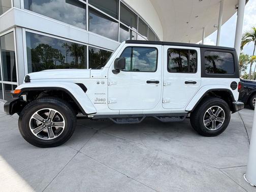 Bright White Clearcoat 2023 Jeep Wrangler 4-Door Sahara 4x4