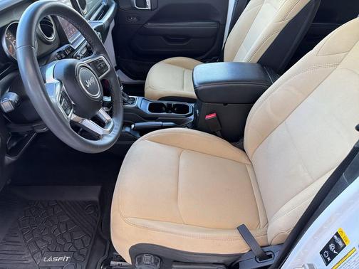 Bright White Clearcoat 2023 Jeep Wrangler 4-Door Sahara 4x4