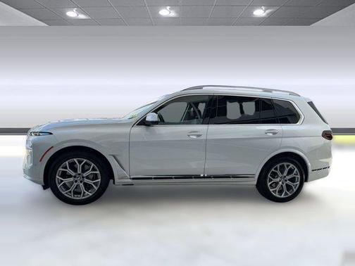 Mineral White Metallic 2026 BMW X7 xDrive40i
