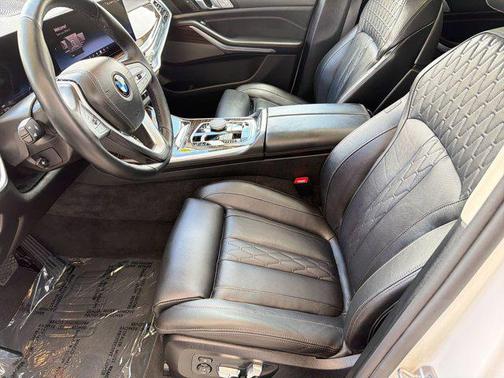 Mineral White Metallic 2026 BMW X7 xDrive40i