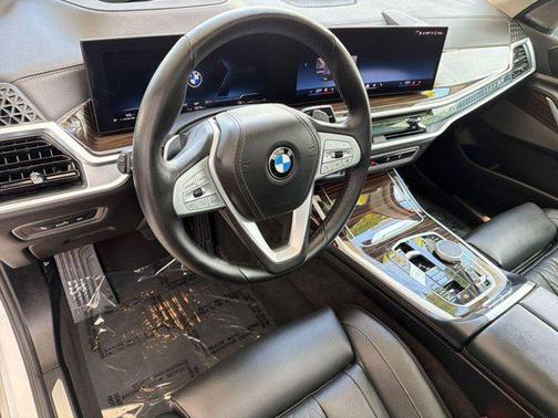 Mineral White Metallic 2026 BMW X7 xDrive40i