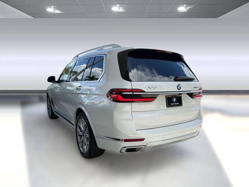 Mineral White Metallic 2026 BMW X7 xDrive40i