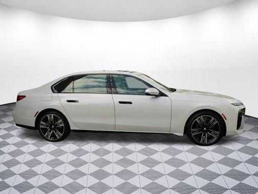 2025 BMW 740 i