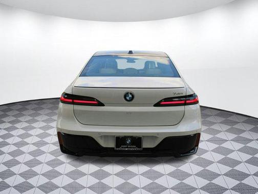 2025 BMW 740 i