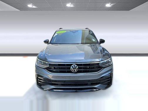 Platinum Gray Metallic 2023 Volkswagen Tiguan 2.0T SE R-Line Black