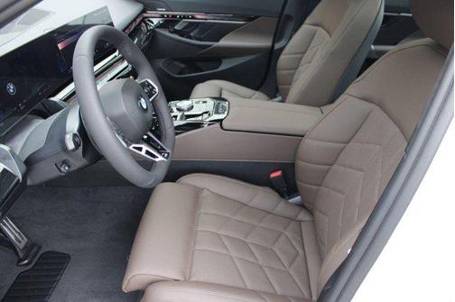 Alpine White 2026 BMW 530 530i